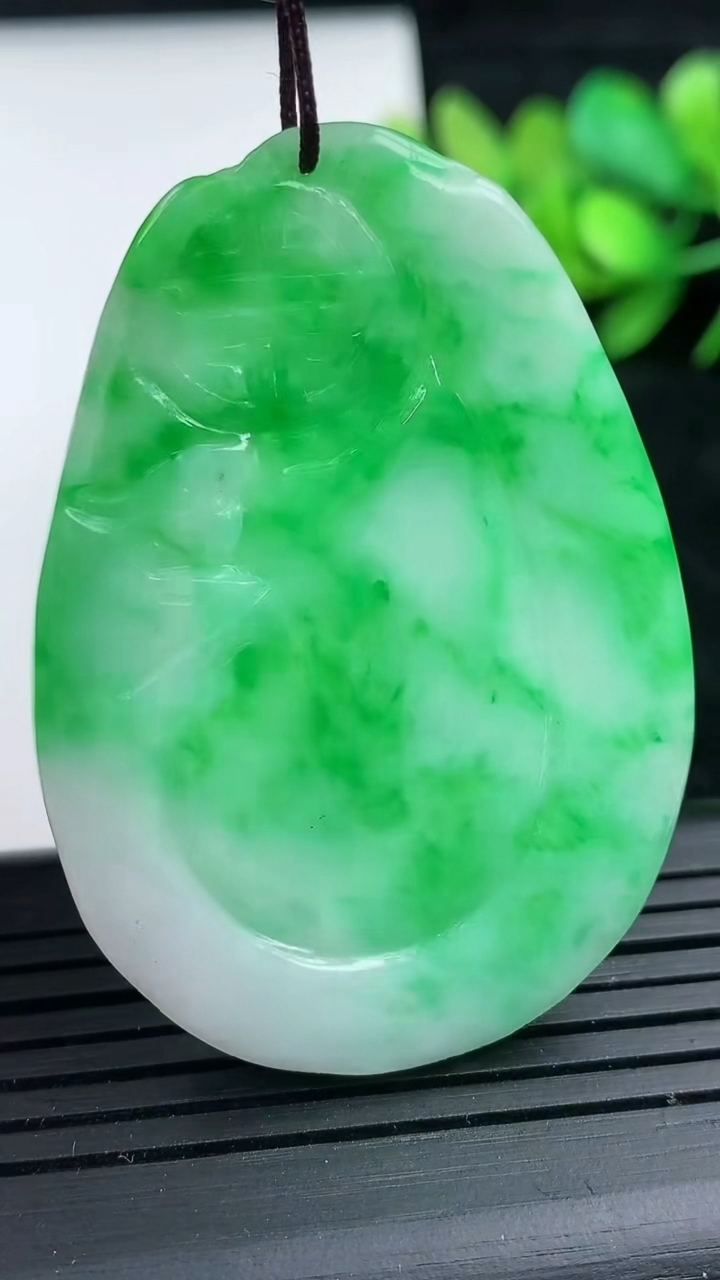 天然A货翡翠仿古龙牌吊坠，尺寸50-35-3.8，重量:14.22g
3月16日