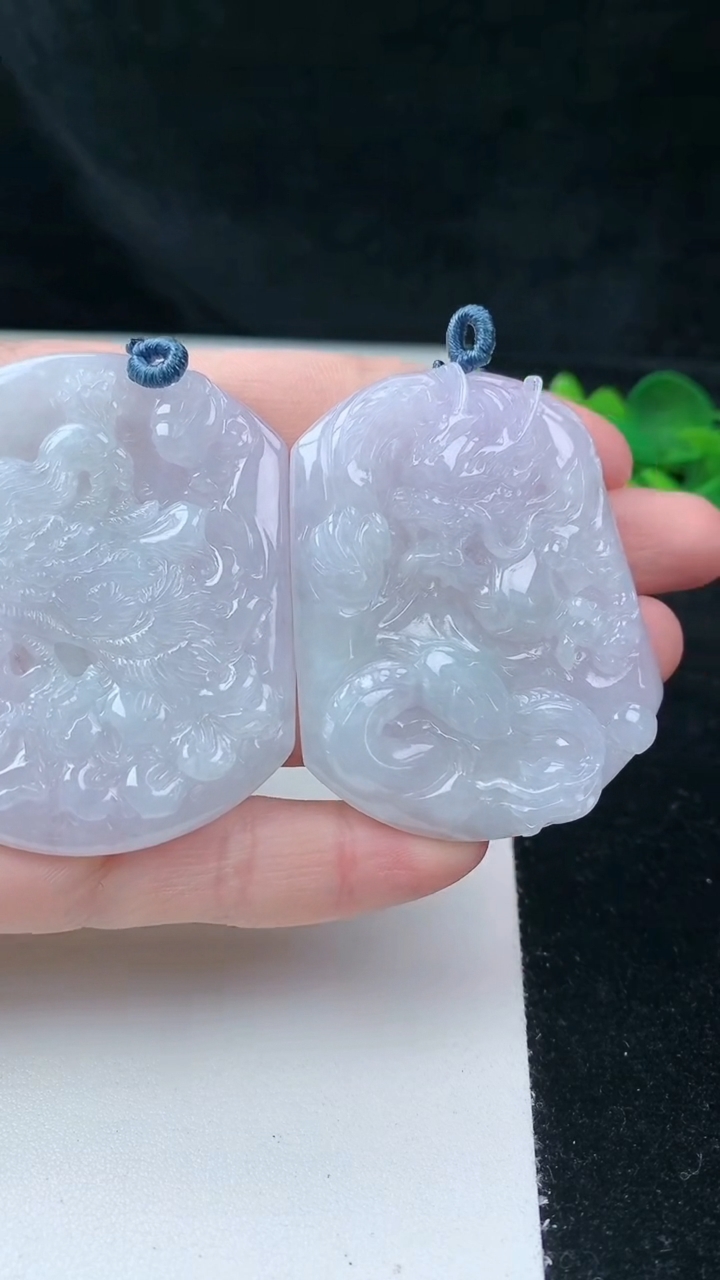 天然A货翡翠龙凤呈祥吊坠，尺寸50-44-5.2，重量:52.51g
3月16日