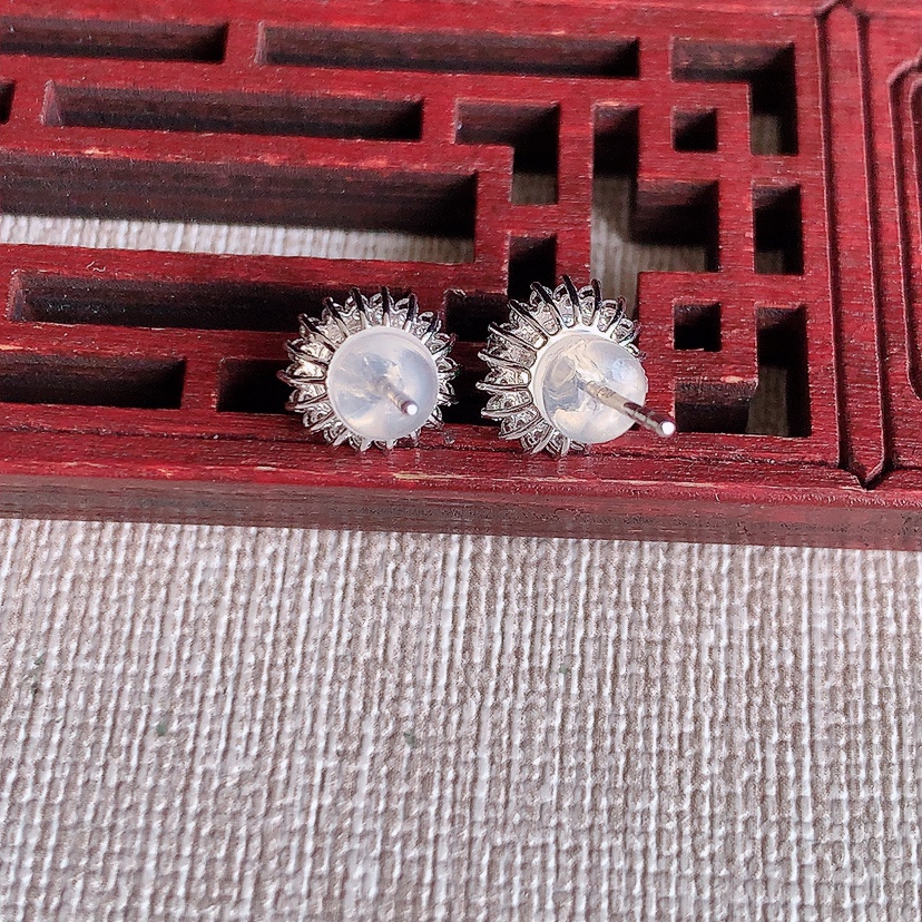 天然A货翡翠18K金伴钻镶嵌阳绿蛋面耳钉 
尺寸6-5.3mm 重量2.05g 0315