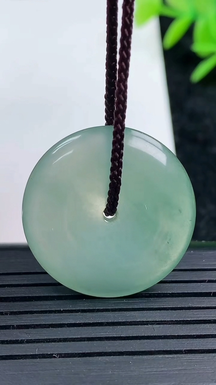 天然A货翡翠平安扣吊坠，尺寸26.5-4.2，重量:6.57g
3月16日