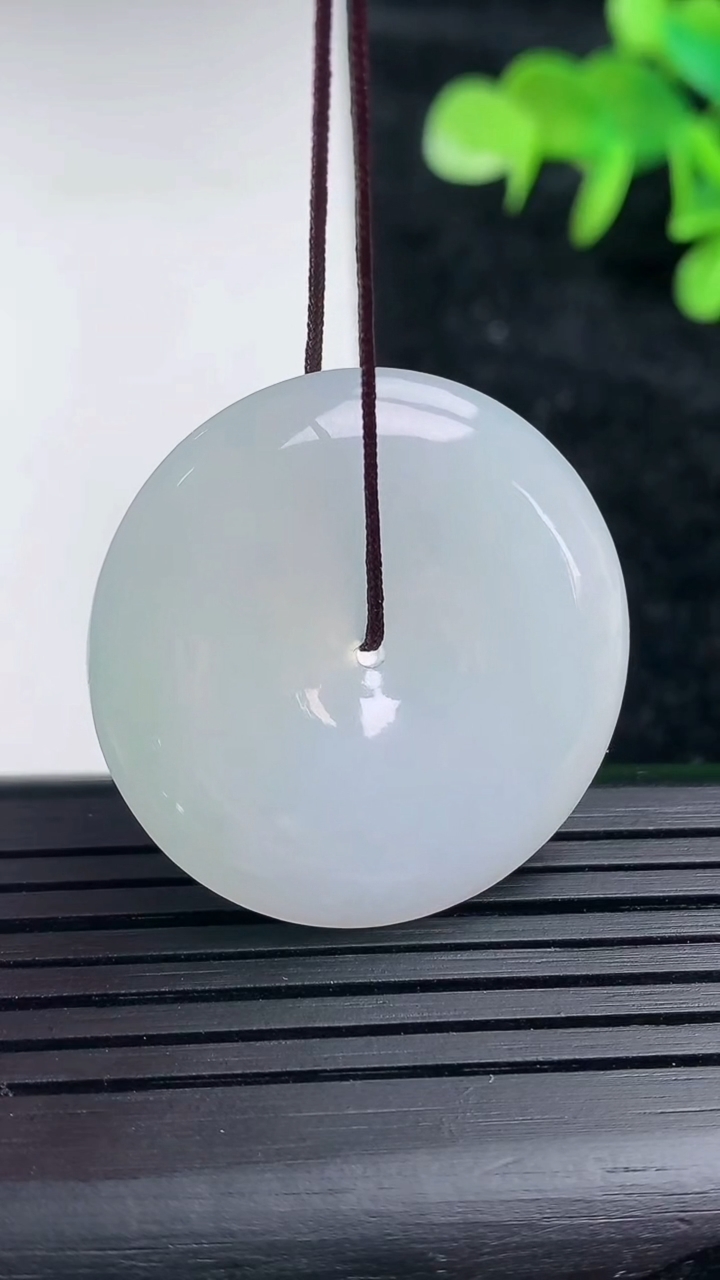 天然A货翡翠飘花平安扣吊坠，尺寸30-5.2，重量:11.50g
3月16日