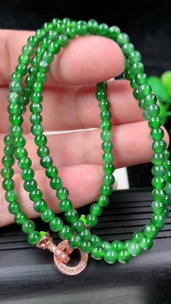 天然A货翡翠圆珠项链，尺寸3，重量:8.80g3月16日
工厂直销收藏佳品,种好水足，色泽均匀，有种