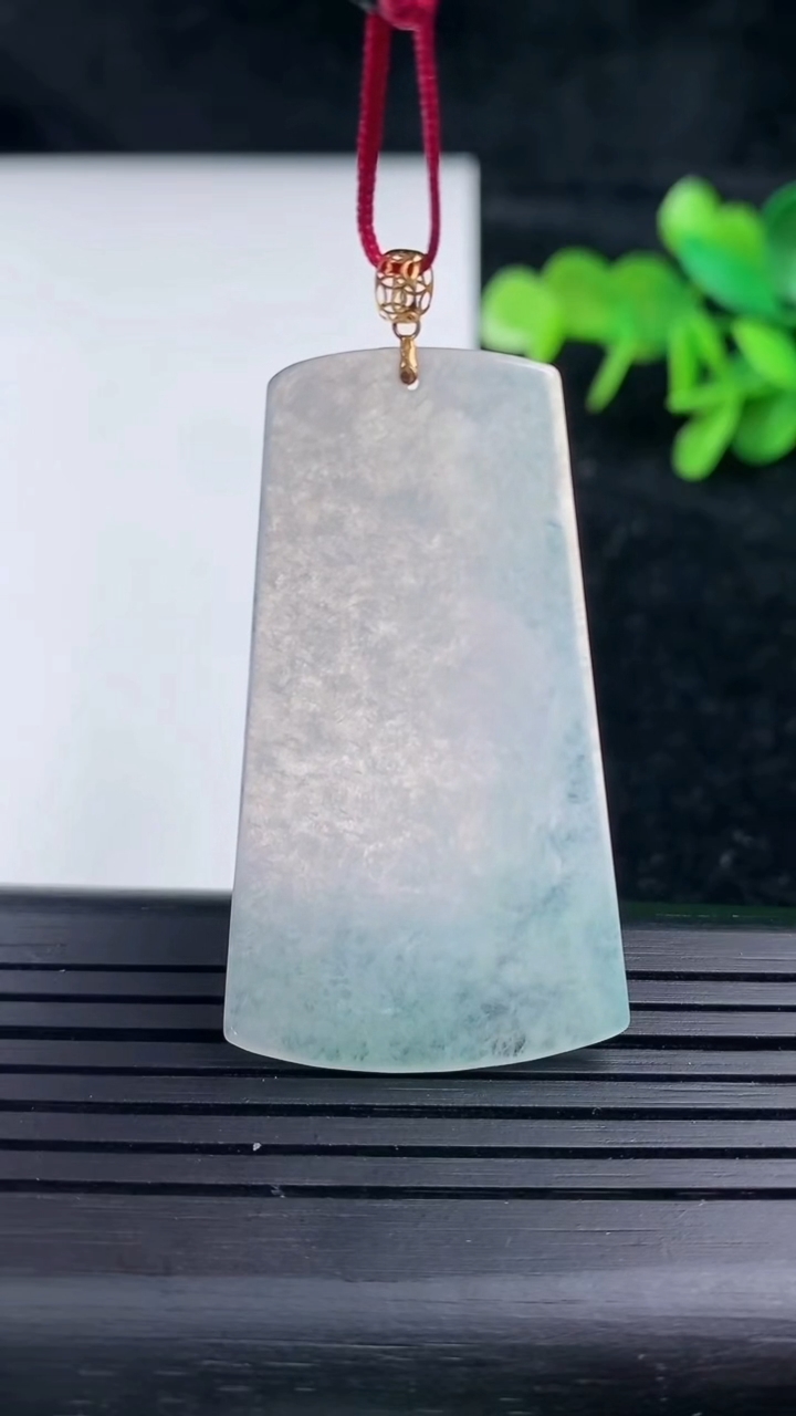 天然A货翡翠无事牌吊坠，尺寸43-25.6-2.5，重量:7.64g
3月16日