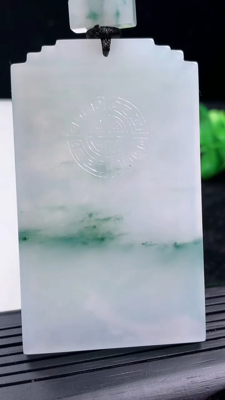 天然A货翡翠飘花仿古无事牌吊坠尺寸64.3-38.6-4.8重量:48.33g
3月16日