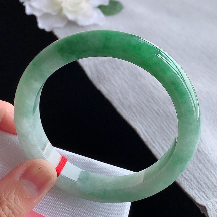 天然A货翡翠飘绿正装正圈手镯57-58圈口 
尺寸57.8-12.3-8.8mm 0315