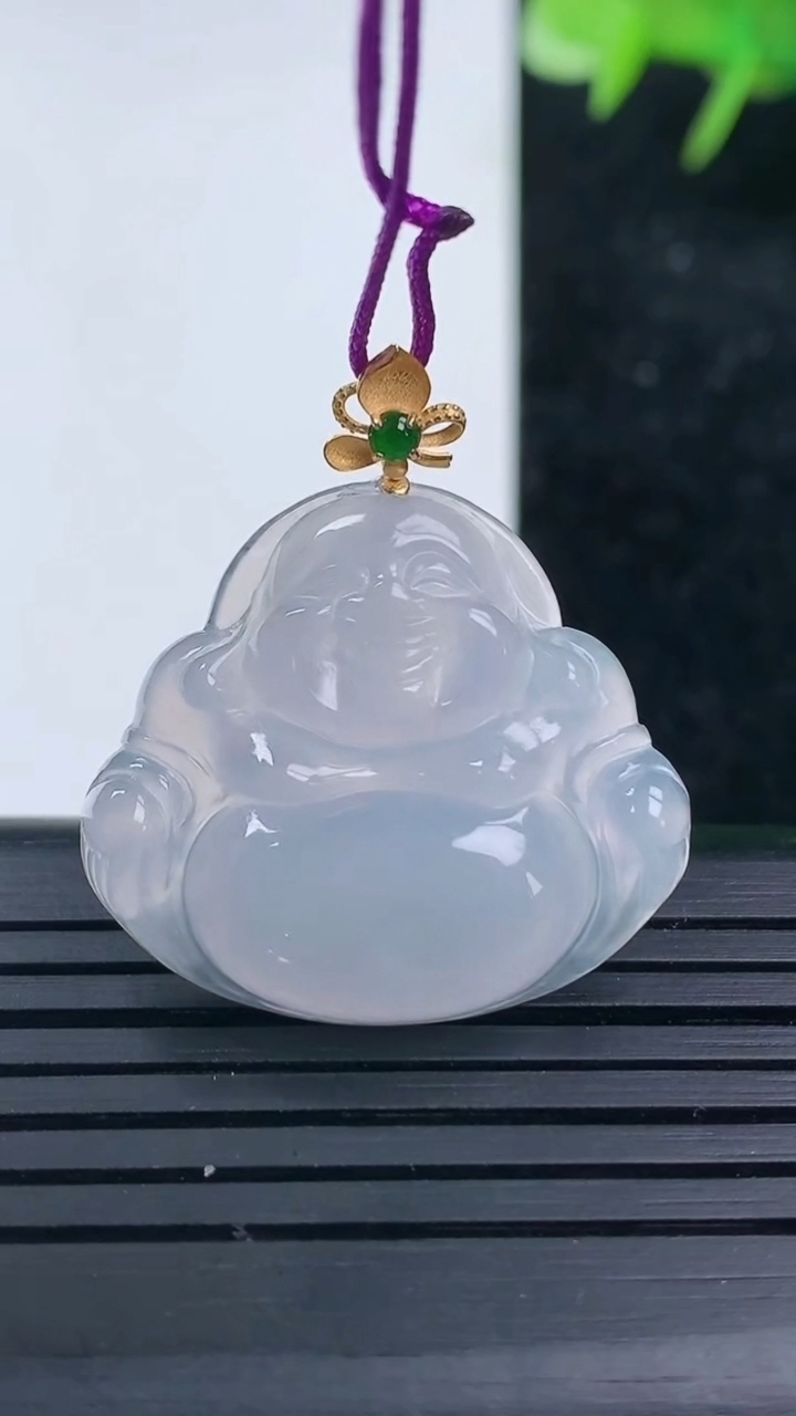 天然A货翡翠种白冰佛公吊坠，尺寸23.5-27-5.5，重量:5.67g
3月16日