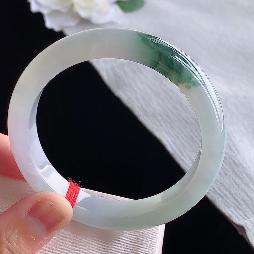 天然A货翡翠飘花正装正圈手镯55-56圈口 
尺寸55-11.6-7.6mm 0315