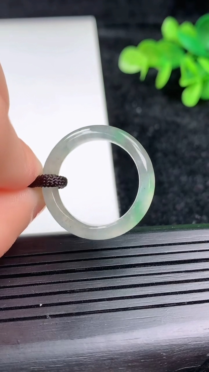 天然A货翡翠飘花玉指环 戒指，尺寸19.2-5.5-3.5，重量:3.43g2026年3月16日
工厂直销收藏佳品,种好水足，色泽均匀，有种有色，上手高大气！