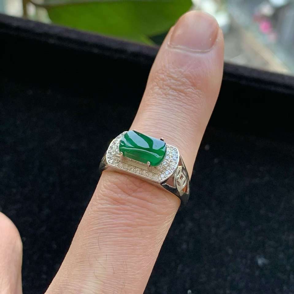 A货天然翡翠冰糯种925银满绿戒指活口重量2.99g
3月16日