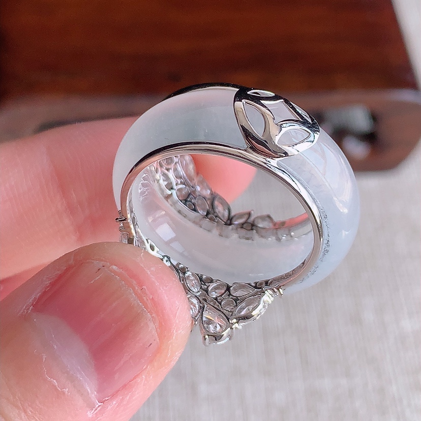 天然A货翡翠18K金伴钻镶嵌白月光素面戒指 
尺寸18.5-9.5-3.4mm 重量7.78g 0314