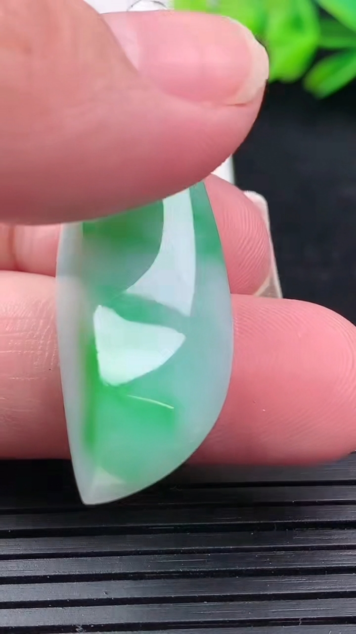 天然A货翡翠随形吊坠尺寸42.5-16.5-12.3重量:12.78g
3月16日