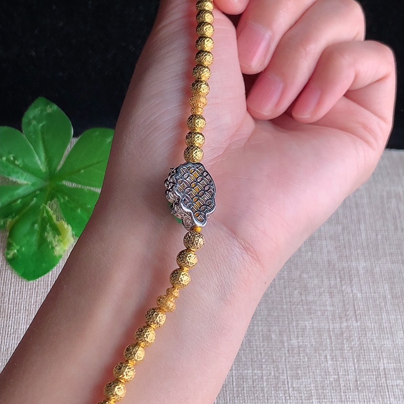 天然A货翡翠18K金伴钻镶嵌阳绿招财貔貅手链 
尺寸12-8.4-8.6mm 重量6.86g 0308