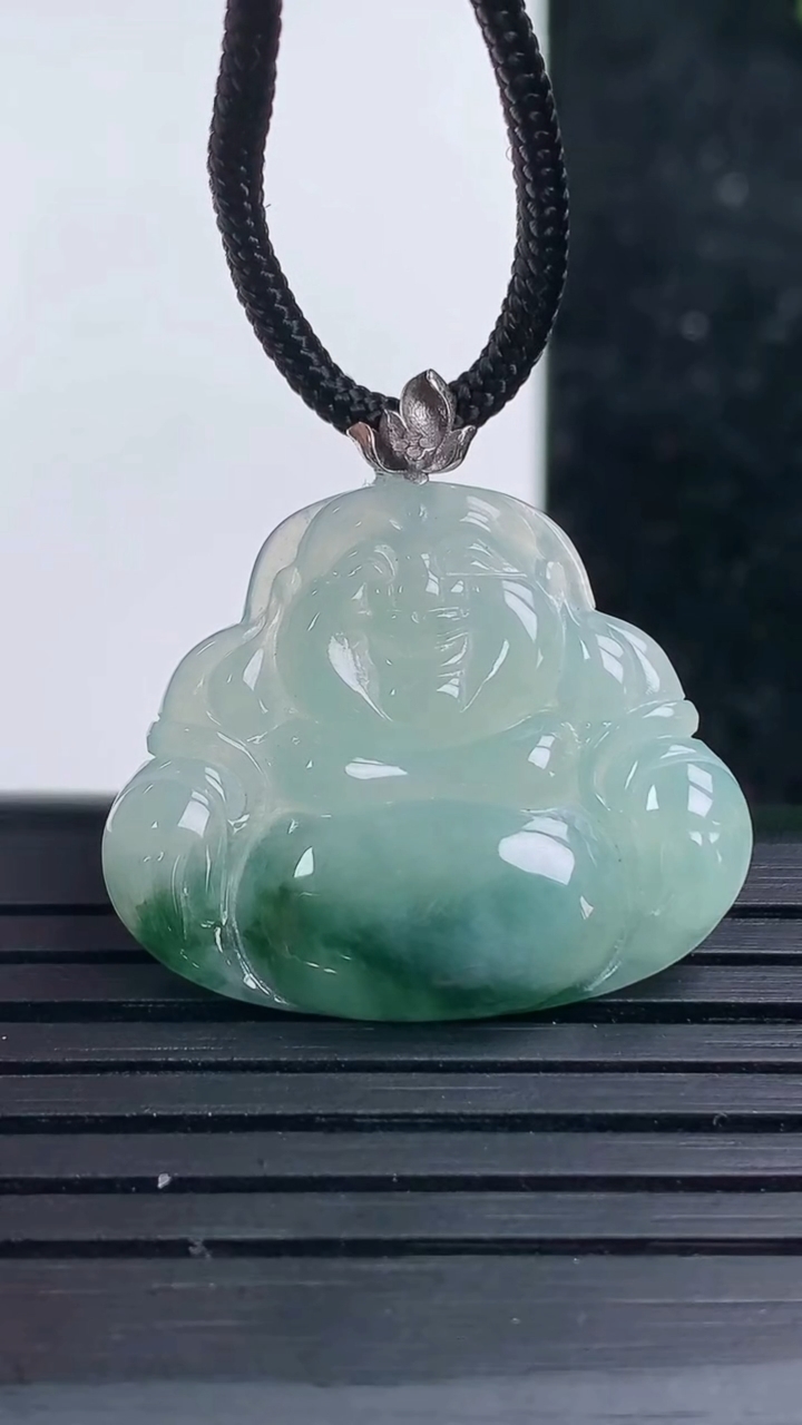 天然A货翡翠种飘花佛公吊坠，尺寸20-26-3.2，重量:3.18g
3月16日