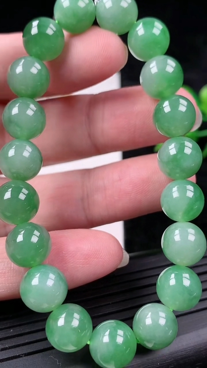 天然A货翡翠圆珠手串，尺寸10，重量:32.53g3月16日
工厂直销收藏佳品,种好水足，色泽均匀，有种有色，上手高大气！