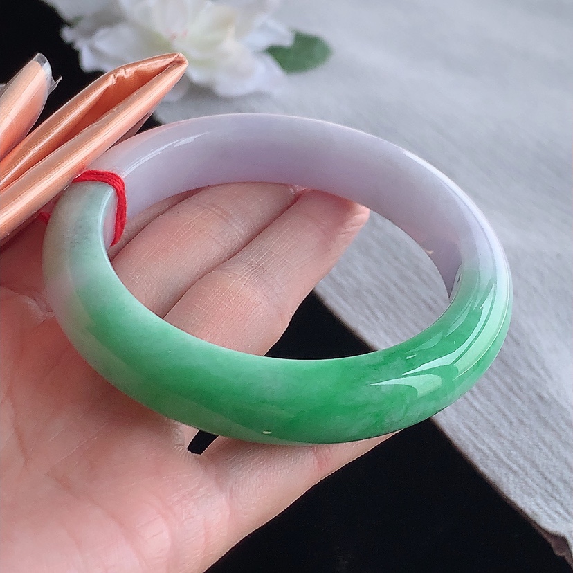 天然A货翡翠春带彩紫罗兰飘绿厚装正装正圈手镯58-59圈口 
尺寸58.8-12.8-9.5mm 0315