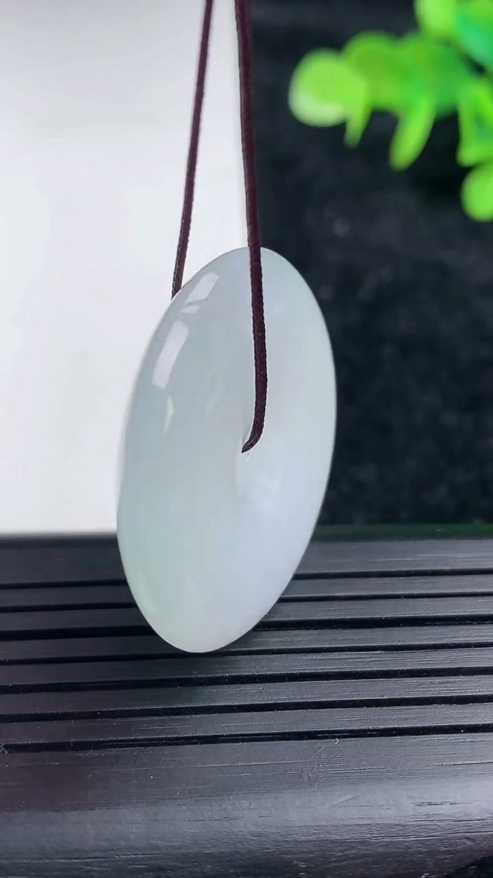 天然A货翡翠飘花平安扣吊坠，尺寸30-5.2，重量:11.50g
3月16日