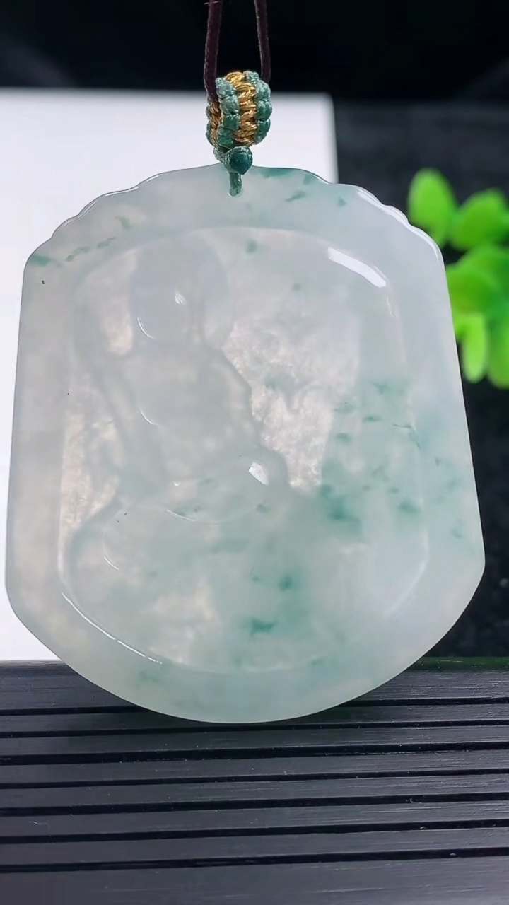 天然A货翡翠飘花文殊菩萨吊坠尺寸48.2-41.6-4.2重量:20.00g
3月16日