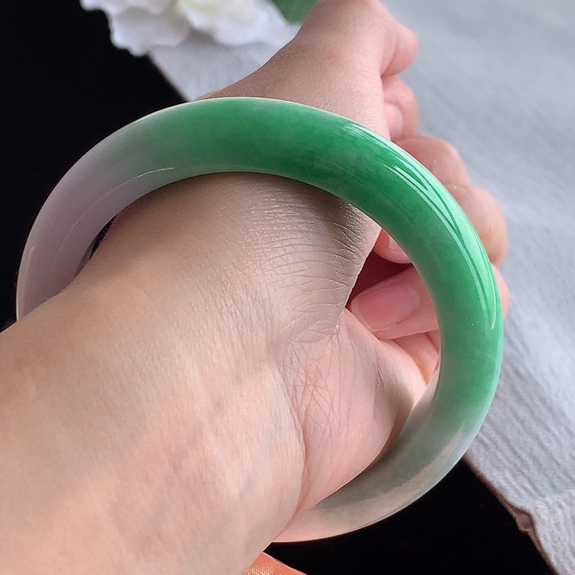 天然A货翡翠春带彩紫罗兰飘绿厚装正装正圈手镯58-59圈口 
尺寸58.8-12.8-9.5mm 0315