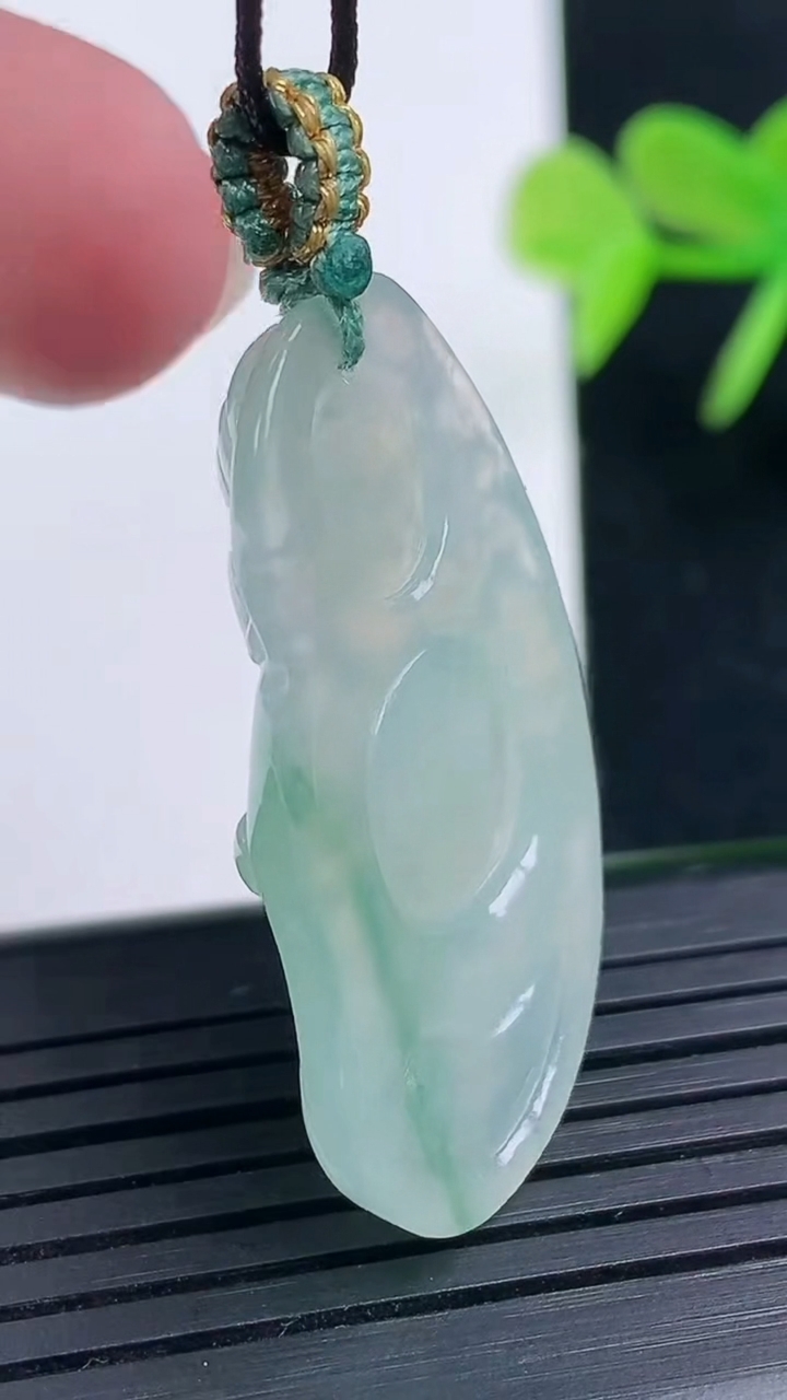 天然A货翡翠财神爷吊坠尺寸35.9-19.7-5.4重量:8.15g
3月16日