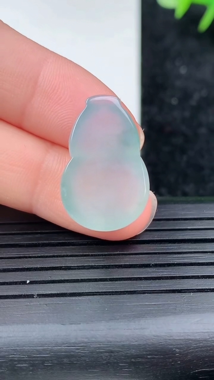 天然A货翡翠飘花葫芦镶嵌件，尺寸21.5-14.5-6.2，重量:3.51g
3月16日