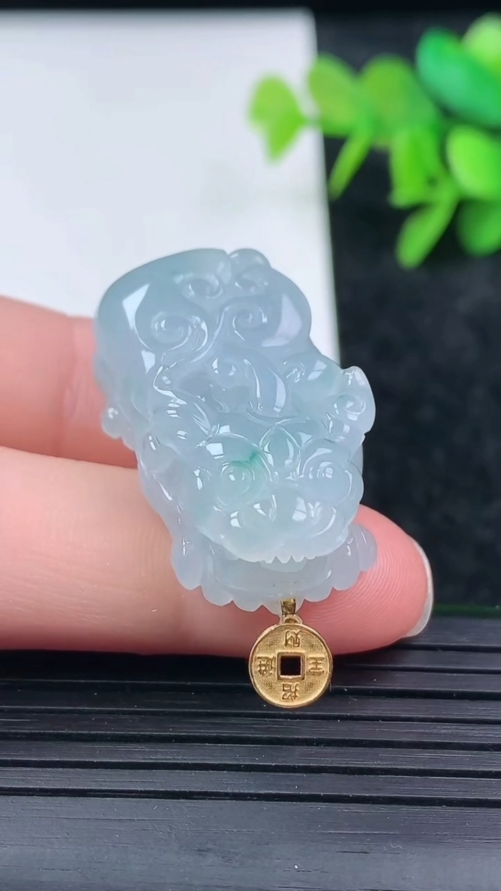 天然A货翡翠18K金飘花貔貅吊坠尺寸30.4-16.6-12.2重量:14.51g
3月16日