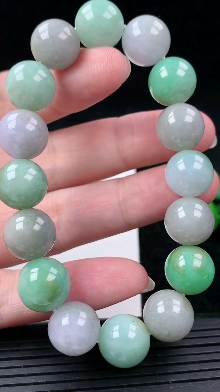 天然A货翡翠三彩圆珠手串，尺寸13，重量:59.11g3月16日
工厂直销收藏佳品,种好水足，色泽均匀，有种有色，上手高大气！