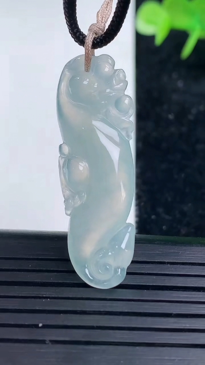 天然A货翡翠复古龙吊坠，尺寸40.6-12.6-5.5，重量:4.96g
3月16日