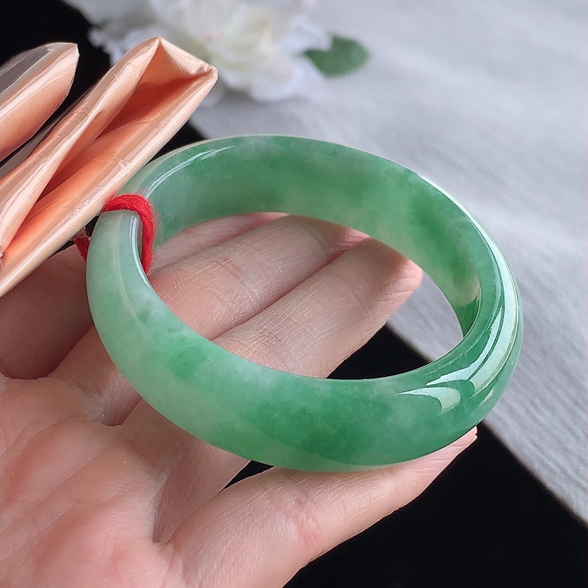 天然A货翡翠满绿贵妃手镯53-54圈口 
尺寸53.8-48-4.3-7mm 0315