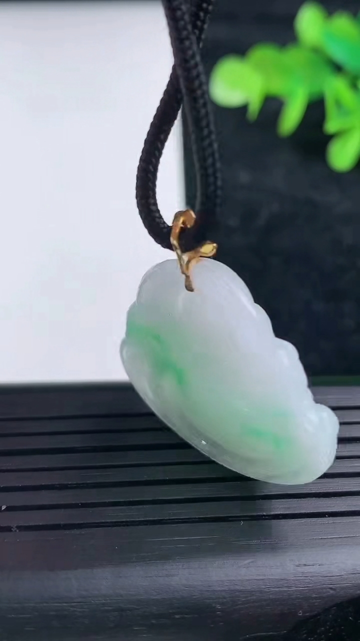 天然A货翡翠佛公吊坠，尺寸27-30.5-6，重量:7.46g
3月16日