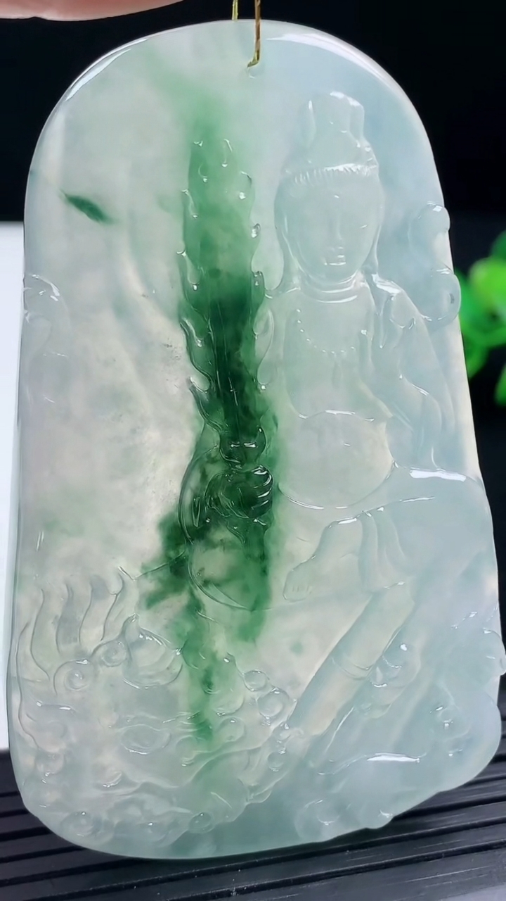 天然A货翡翠文殊菩萨吊坠尺寸70.3-42.3-4.6重量:36.60g
3月16日