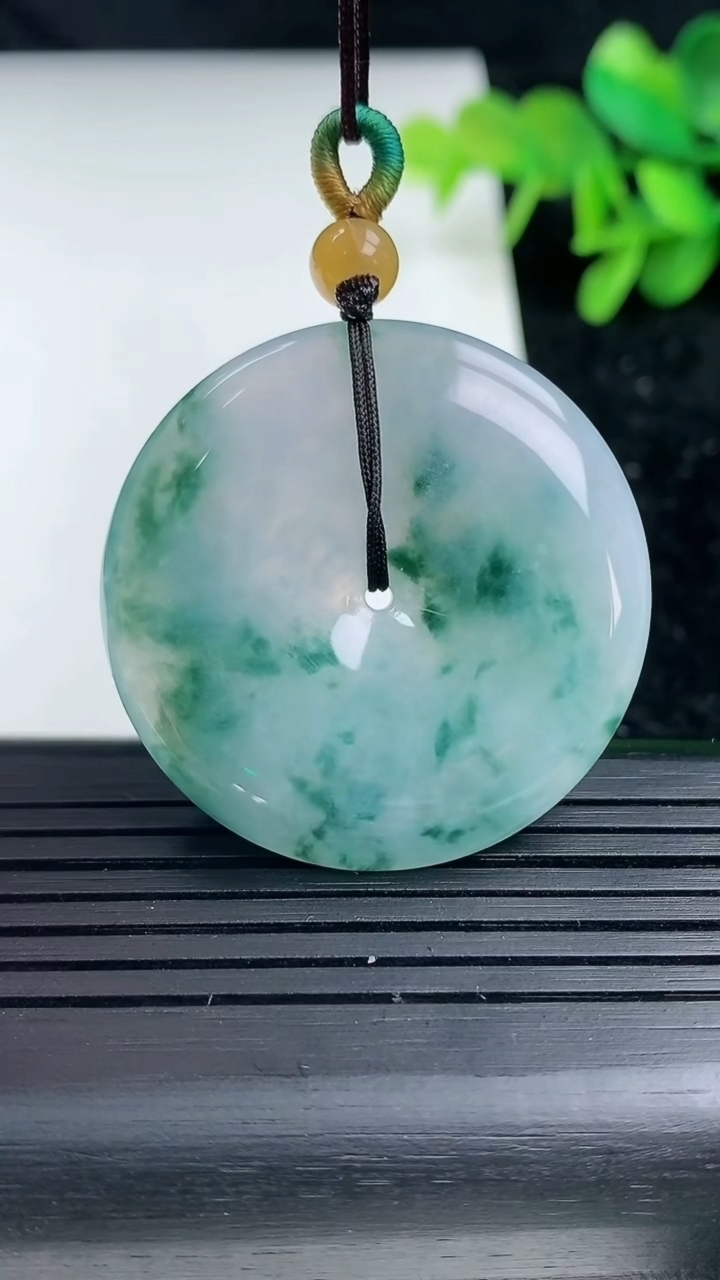 天然A货翡翠飘花平安扣吊坠，尺寸35-5.6，重量:16.10g
3月16日