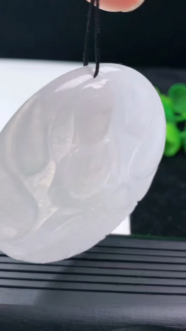 天然A货翡翠大日如来吊坠尺寸54.9-5.3重量:32.61g
3月16日