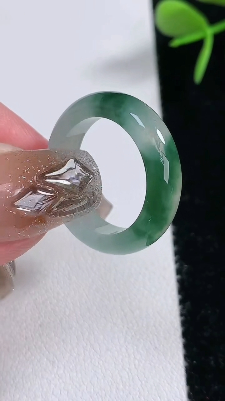天然A货翡翠冰种飘花玉指环戒指，尺寸17-5.5-3.5，重量:3.77g2026年3月16日
工厂直销收藏佳品,种好水足，色泽均匀，有种有色，上手高大气！