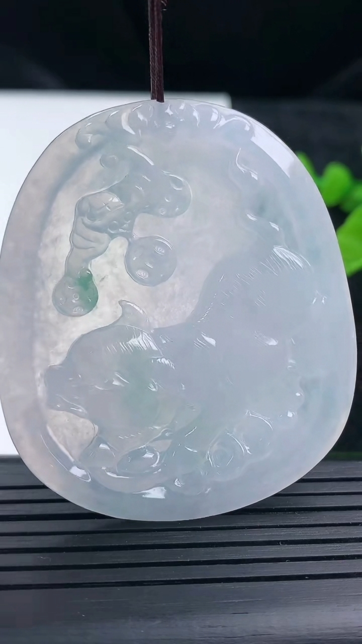 天然A货翡翠飘花生肖猪吊坠尺寸54.3-46.9-5.3重量:26.50g
3月16日