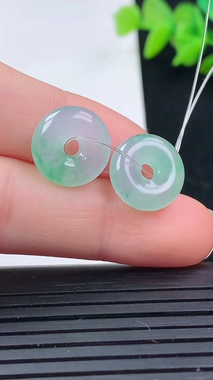 天然A货翡翠平安扣吊坠尺寸12.5-3.8重量:2.76g
3月16日