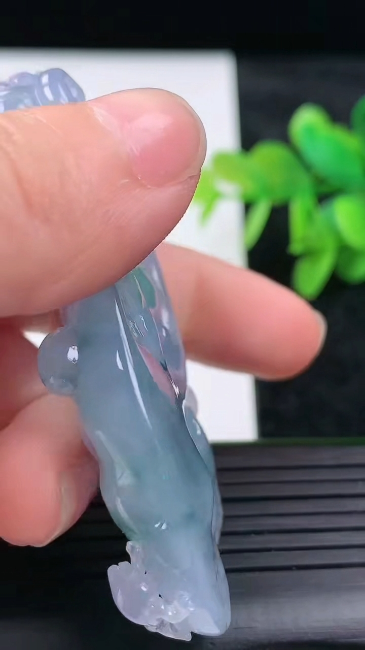 天然A货翡翠紫罗兰飘花如意吊坠尺寸62-33.9-11.6重量:39.83g
3月16日