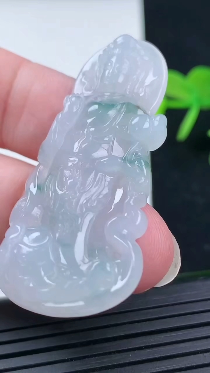 天然A货翡翠飘花大势至菩萨吊坠尺寸50.6-22.1-5.3重量:10.87g
3月16日