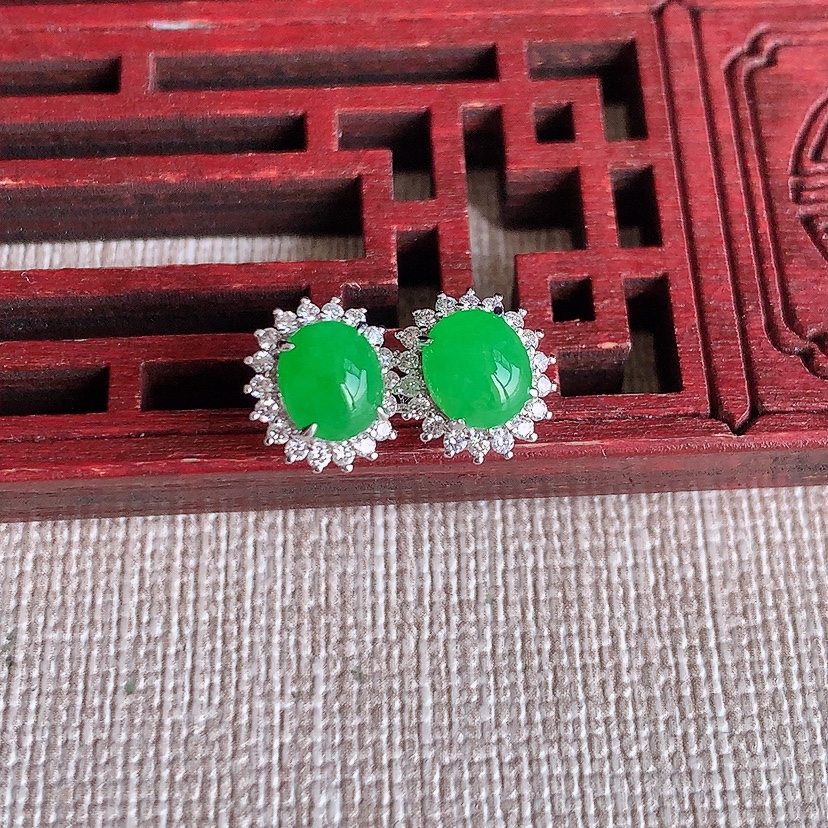 天然A货翡翠18K金伴钻镶嵌阳绿蛋面耳钉 
尺寸6-5.3mm 重量2.05g 0315