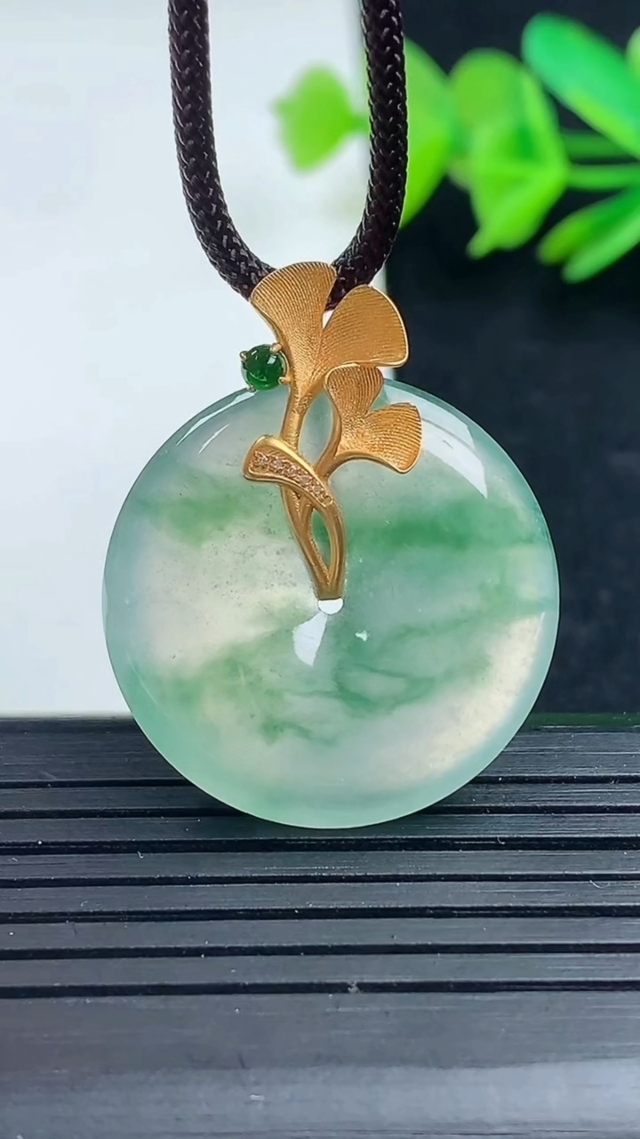 天然A货翡翠种飘花平安扣吊坠尺寸26-4.6重量:6.76g
3月16日