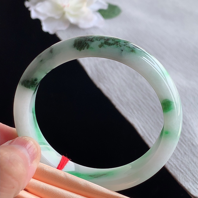 天然A货翡翠飘绿正装正圈手镯55-56圈口  
尺寸55.5-12.8-7.6mm 0315