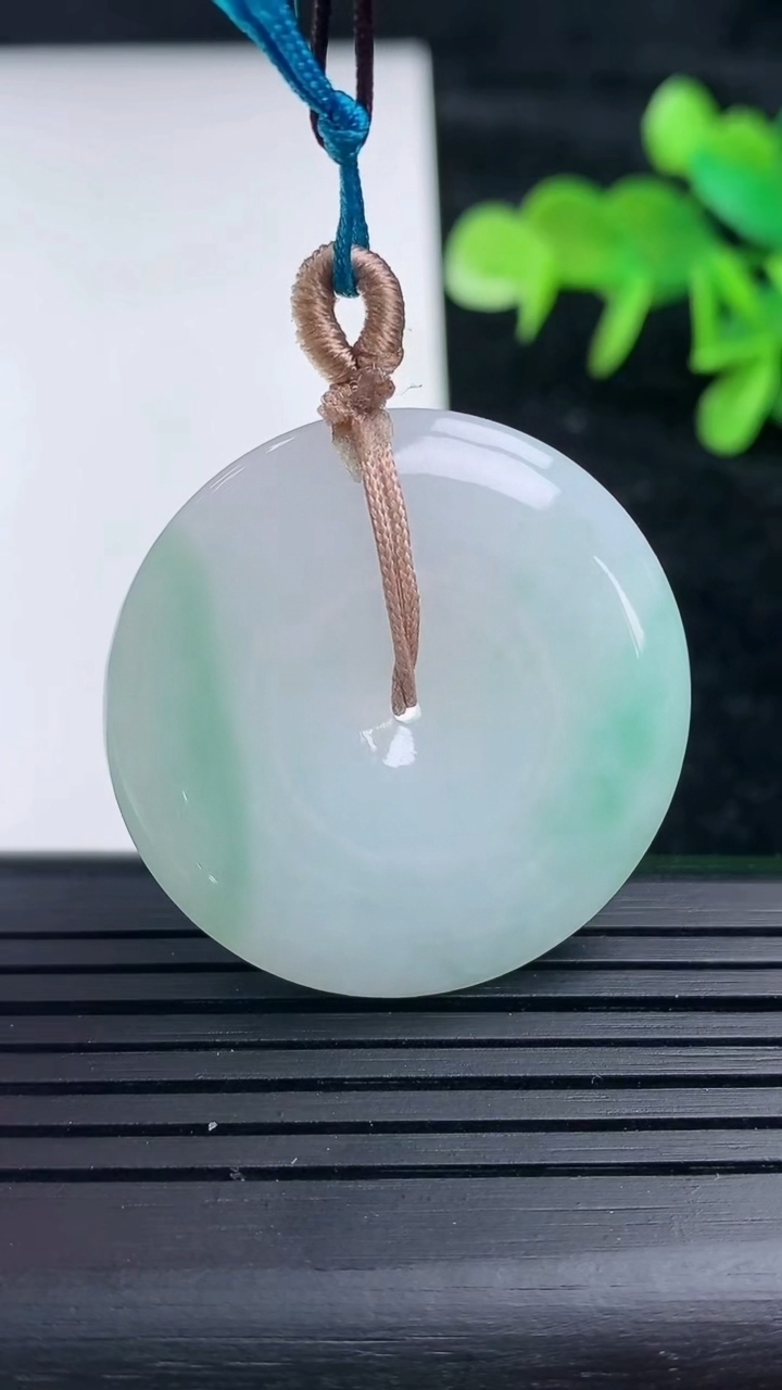 天然A货翡翠平安扣吊坠，尺寸33.5-5.5，重量:14.10g
3月16日