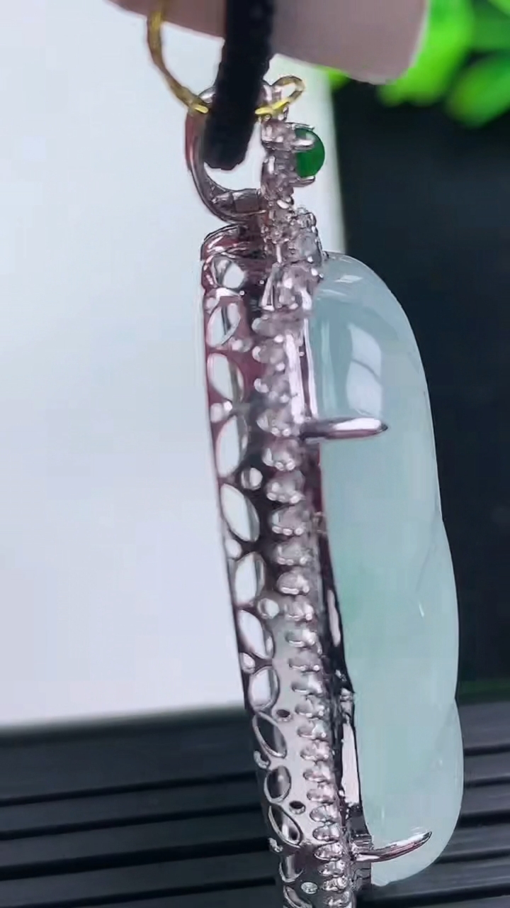 天然A货翡翠种白冰金枝玉叶 叶子吊坠尺寸46.6-23.4-9.9裸石35.6-21重量:12.43g
3月16日