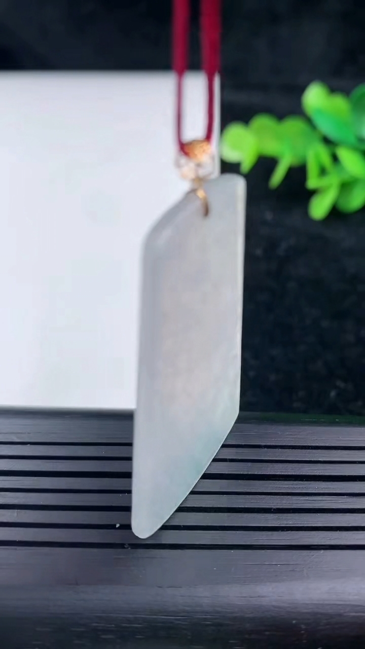 天然A货翡翠无事牌吊坠，尺寸43-25.6-2.5，重量:7.64g
3月16日