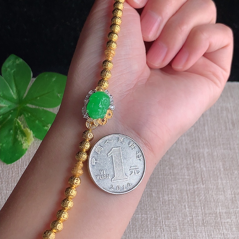 天然A货翡翠18K金伴钻镶嵌阳绿招财貔貅手链 
尺寸12-8.4-8.6mm 重量6.86g 0308