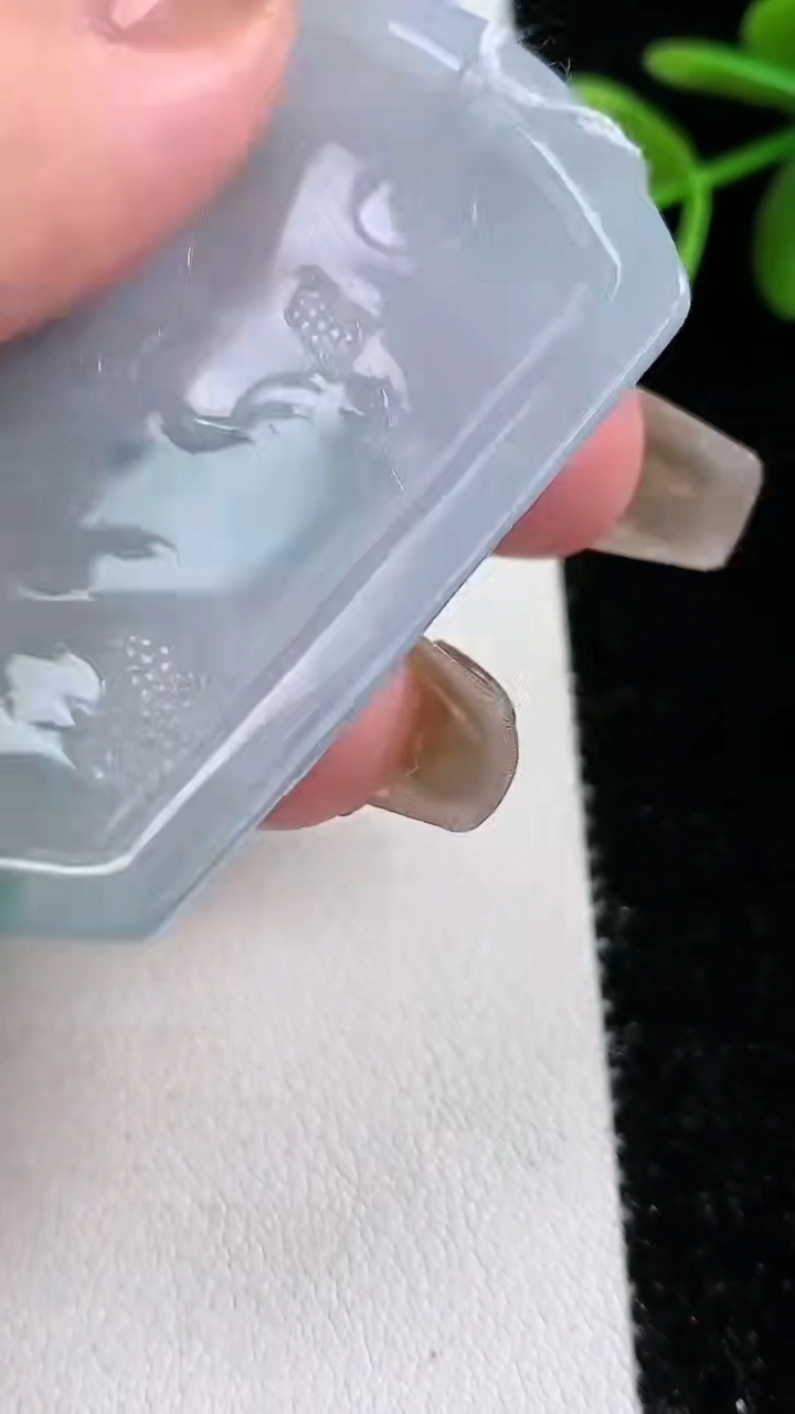 天然A货翡翠牌吊坠，尺寸53-38-5.2，重量:25.58g
3月16日