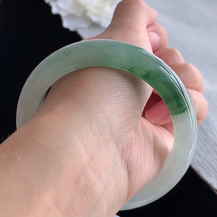 天然A货翡翠飘花厚装正装正圈手镯57-58圈口  
尺寸57.8-12.2-9.2mm 0315