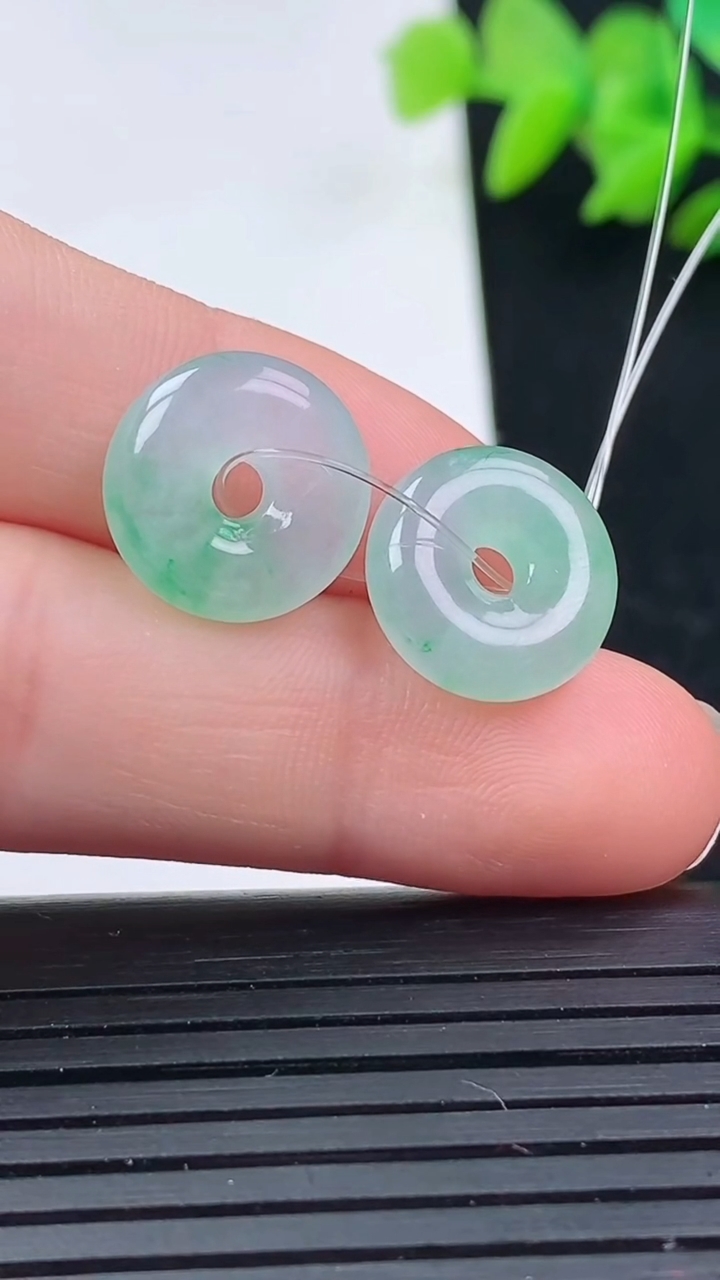 天然A货翡翠平安扣吊坠尺寸12.5-3.8重量:2.76g
3月16日