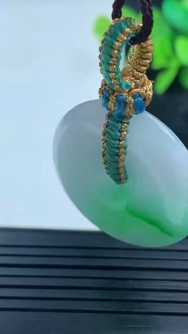 天然A货翡翠平安扣吊坠尺寸28.1-5.3重量:10.37g
3月16日