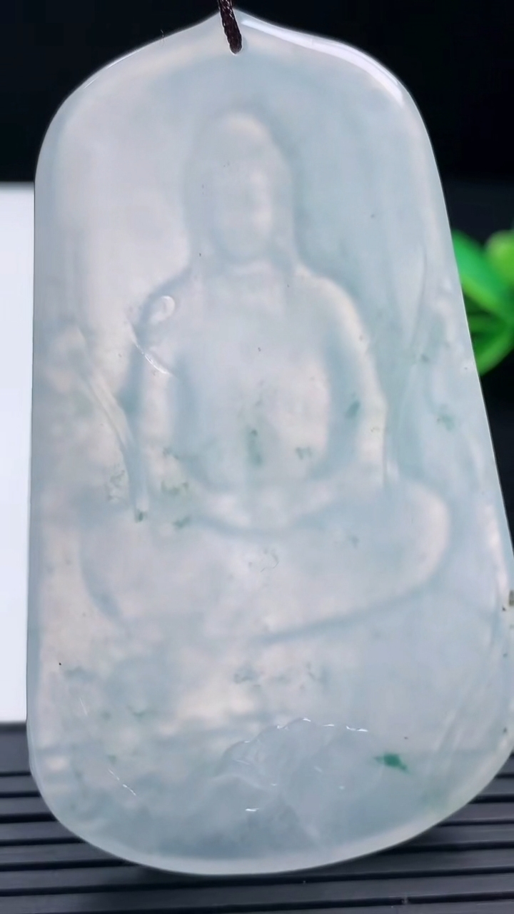 天然A货翡翠种飘花文殊菩萨吊坠尺寸70-42.3-5.5重量:38.95g
3月16日