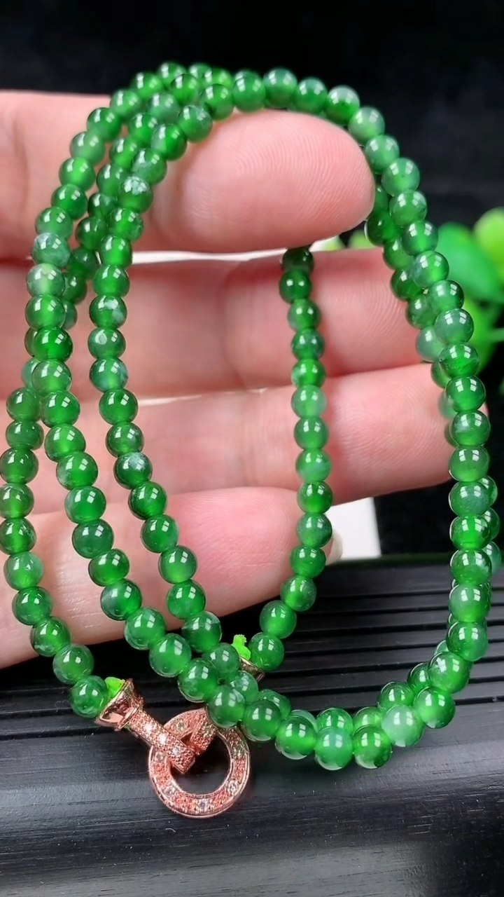 天然A货翡翠圆珠项链，尺寸3，重量:8.80g3月16日
工厂直销收藏佳品,种好水足，色泽均匀，有种有色，上手高大气！